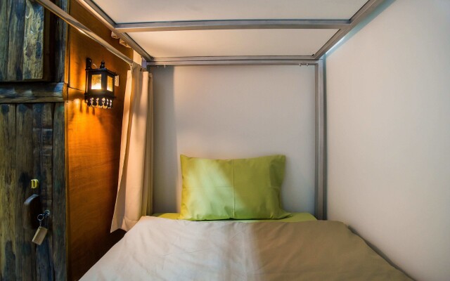 Banthat Thong Hostel