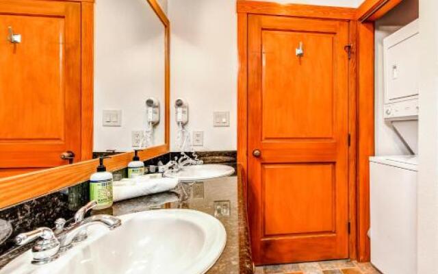 Eagle Springs East 101: Red-Wing Suite