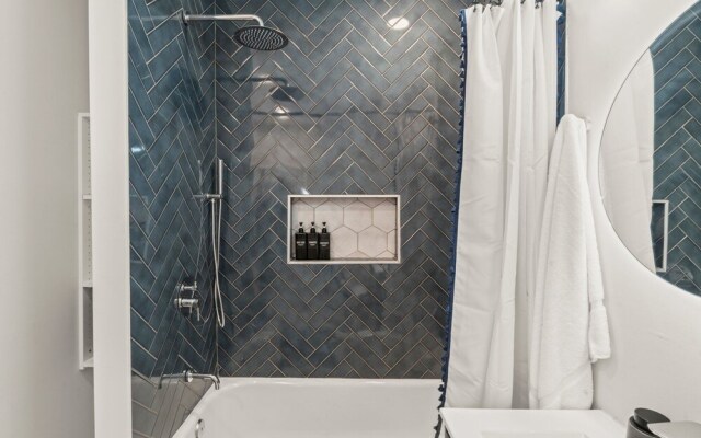 Passyunk Square Spacious 1BR - Huge Deck