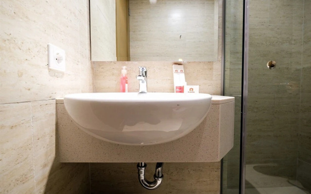 Luxury 1BR Apartment Taman Anggrek Residence