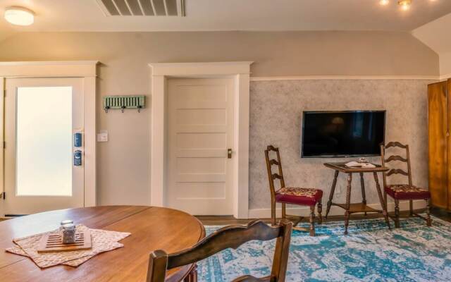 Redtail Suites~'red' Mccall Suite~tesla Station