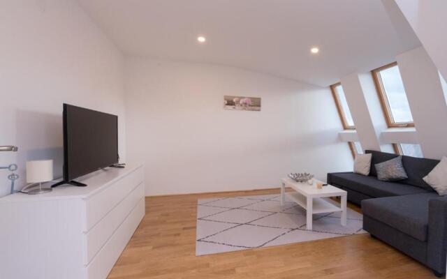 Sunny & cozy Penthouse with Balcony DG3
