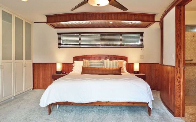 The Belmont Beach Bungalow Pool & Hot Tub!