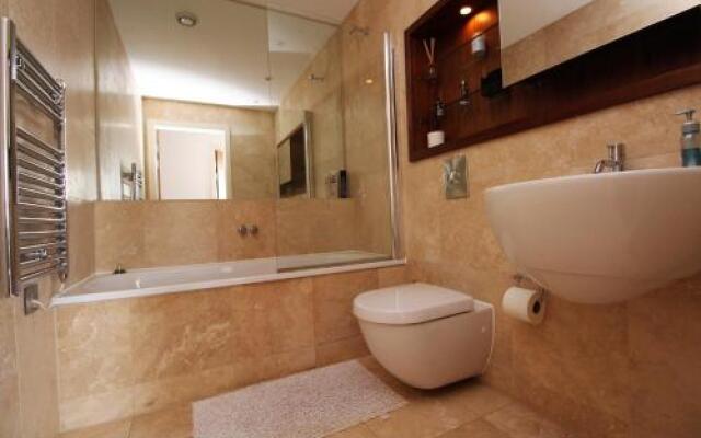 Media City LOWRY Apartment 4 Guests 2 Bed