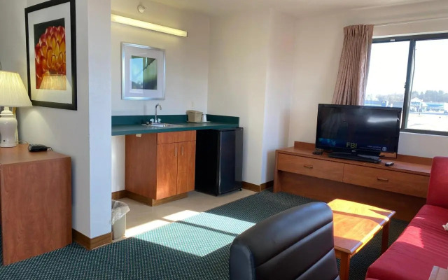 Super 8 Motel Carlyle