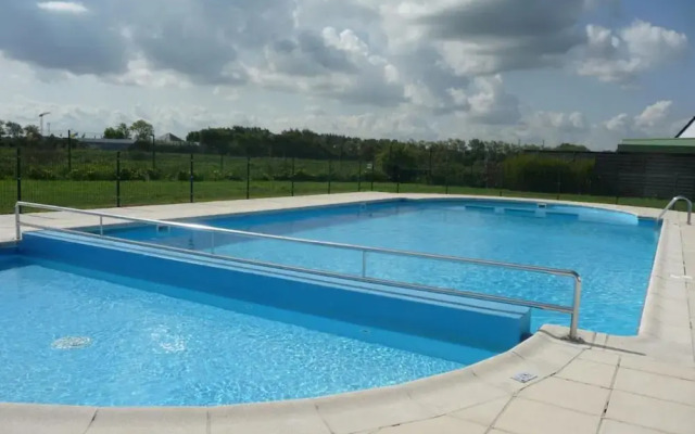 Charming Waterside Getaway