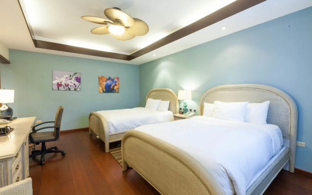 Surfrider Resort Hotel