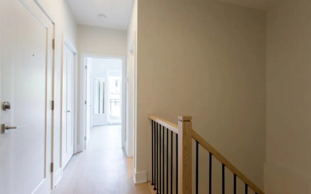 Perfect 2 Bdr, 2 Bath Landing for the Family