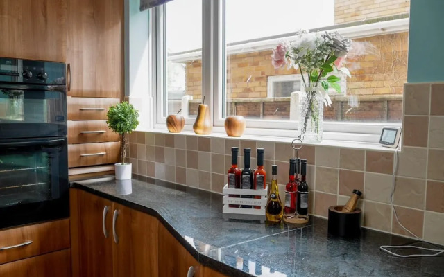 Stylish 4 Bed Apartment- Private Garden & Sleeps 8