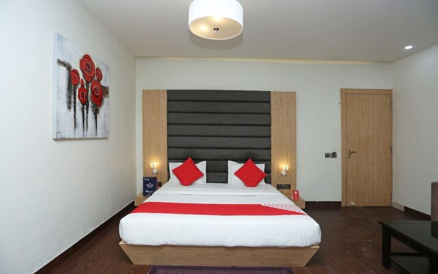 OYO 8183 Hotel Sandal Wood