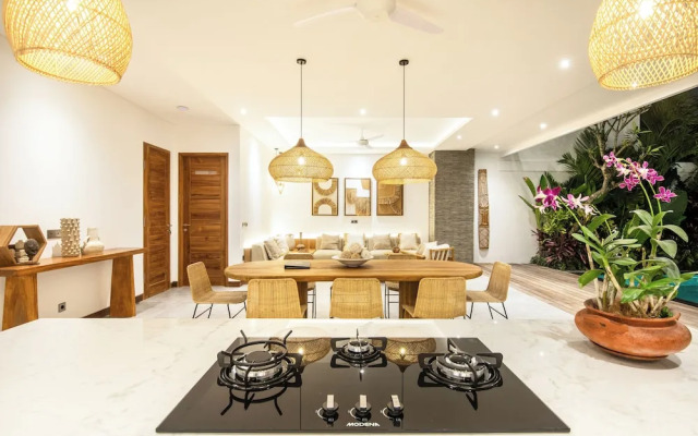 Coastal Elegance: 4BR Villa, 400m to Finns,