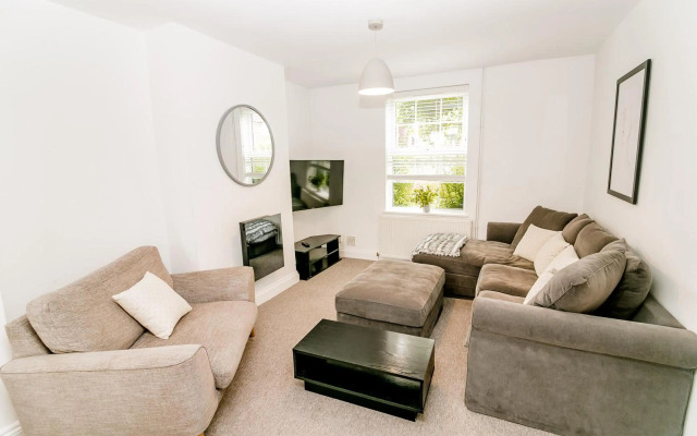 New City House, Great Location - With Parking