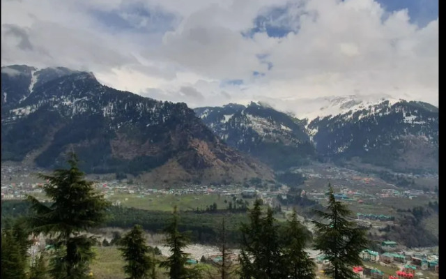Gezelling In - Vardhan Hills