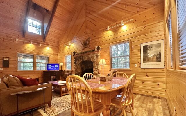 Chipmunk Lodge 2 Bedroom Home by NW Comfy Cabins by RedAwning