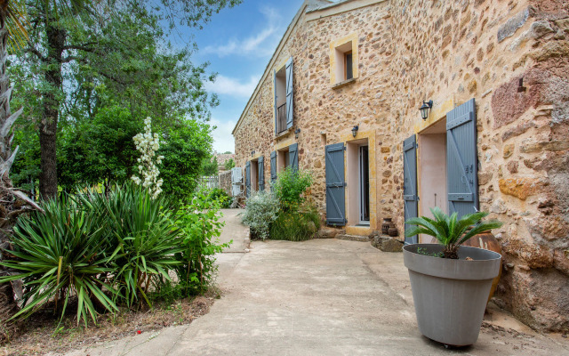 Tranquil holiday home in Cébazan with private pool
