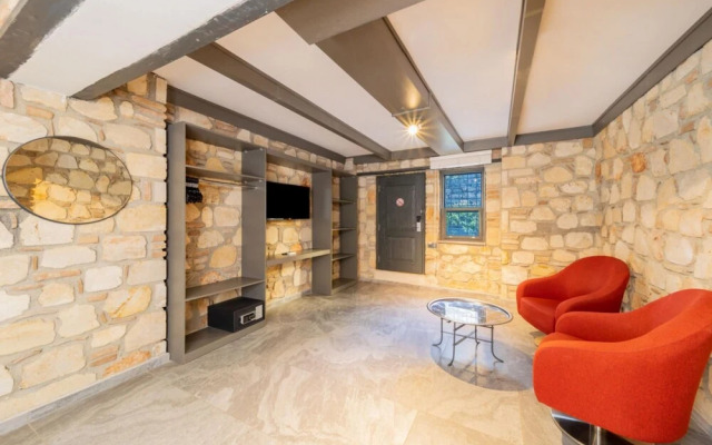 Charming Hotel Room Near Hadrian s Gate