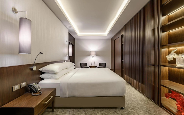 Dusit Thani LakeView Cairo