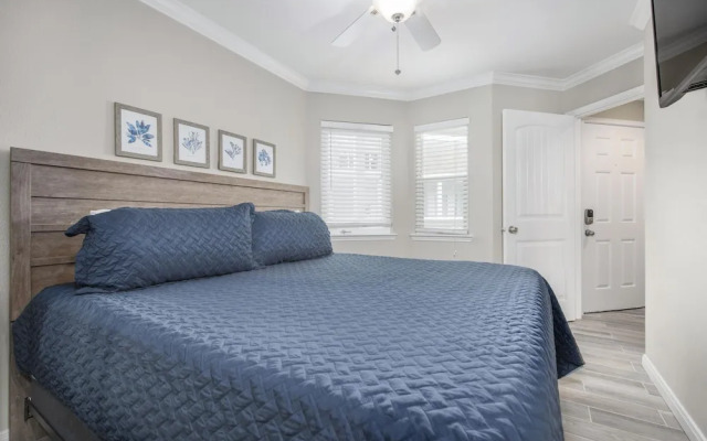 Seascape 1304 Studio Bedroom Condo by RedAwning