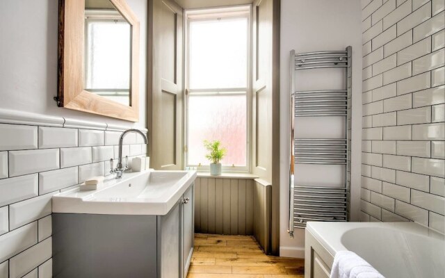 Stylish 2BR Flat Close To Edinburgh City Centre