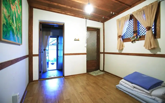 Jeonju Mongyuhwawon Hanok Stay