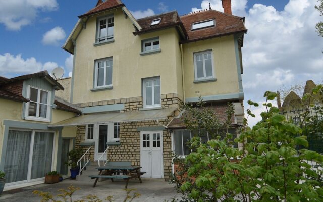 Picturesque Apartment in Bayeux with Private Courtyard