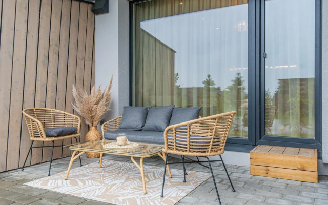 BOHO BEACH STUDIO su terasa ir baseinu