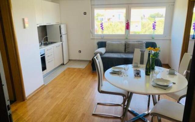 Apartments Nika Sukošan