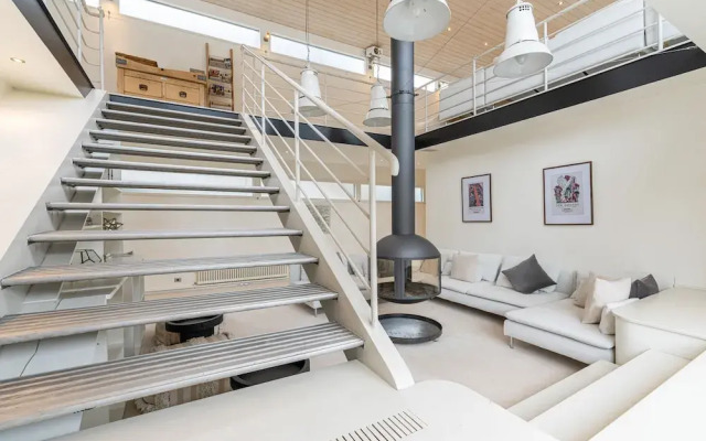 JOIVY Stunning 5-Bed Boathouse On The River Thames