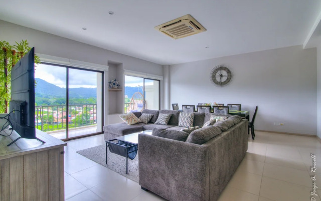 Luxurious and Warm Condo Just Step From the Beach!