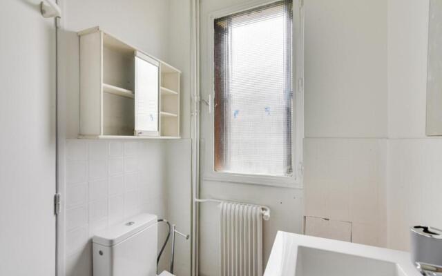 Budget apart with balcony near Paris