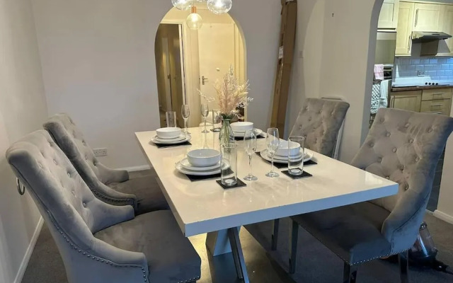 Beautiful 3-bed Apartment in Swansea