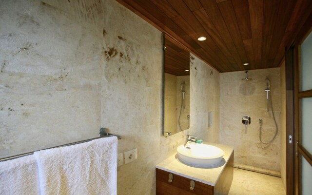 Modern 7 Bedrooms Villa on Private Beach Access