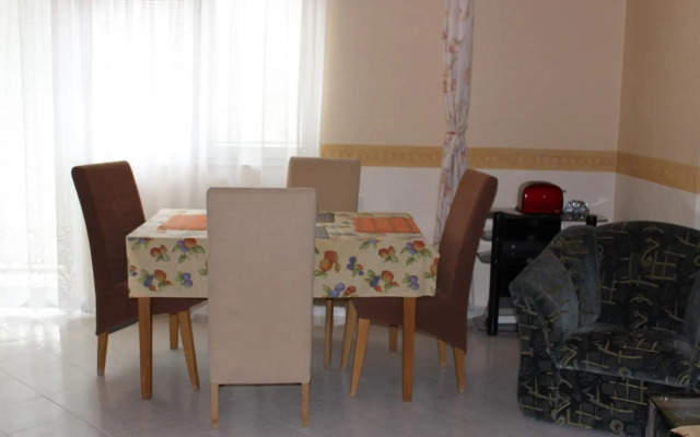 Cedar Apartment 4
