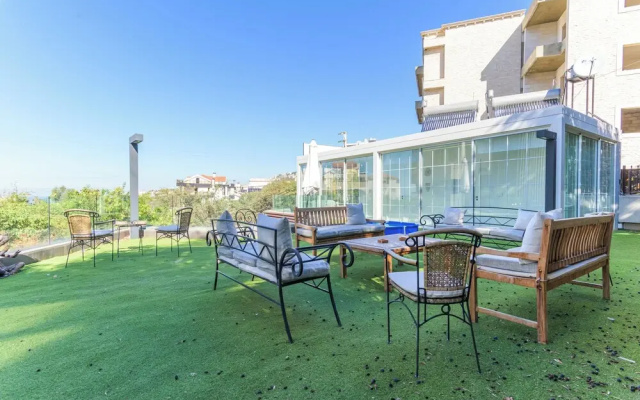 GlassHaus Rooftop 2-BR & Pool in Ghazir