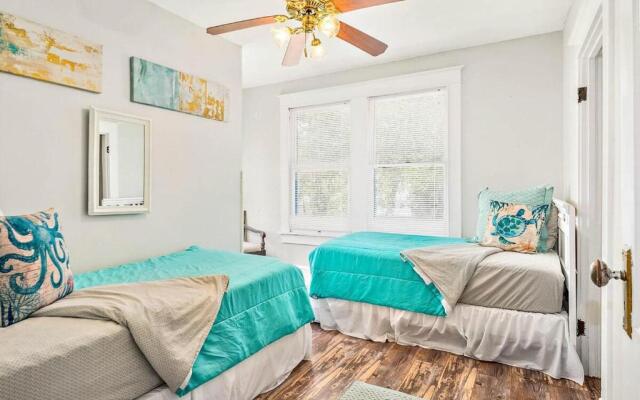 Charming Downtown Carriage Apartment