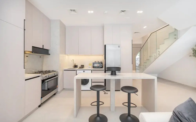 Classy 4-bedroom Villa With Spacious Balcony in Nad Al Sheba