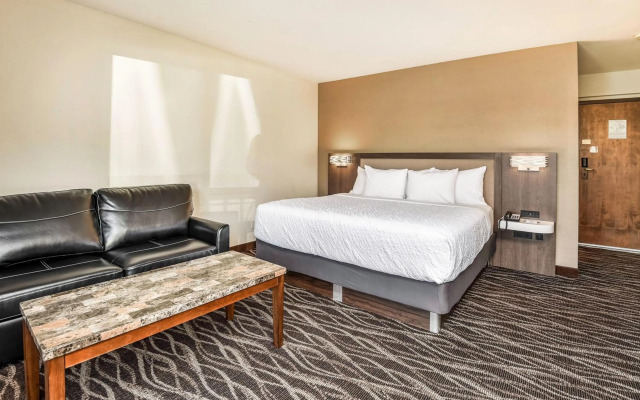 Cedar Street Hotel and Suites