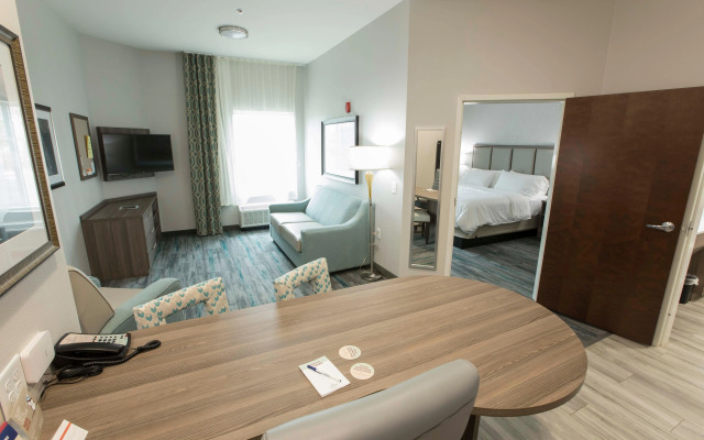 Magnolia Bay Hotel & Suites