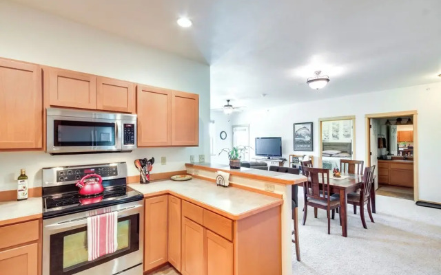 Cozy Livingston Condo w/ Balcony & Mtn View!