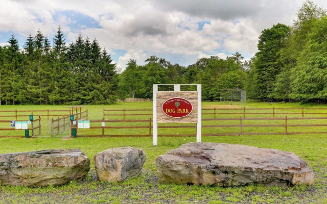 Pocono Getaway: Hot Tub, Community Lake Access!