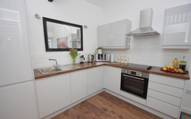 Air Host and Stay - Apartment 1 Broadhurst Court sleeps 4 minutes from town centre