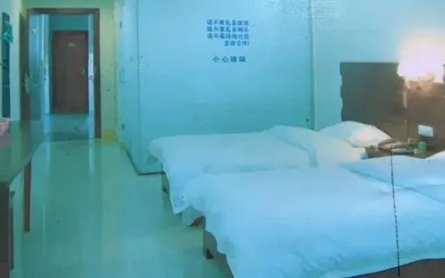 Xiangyun Hotel (Yulin Yuntiangong Cultural City RT-Mart)