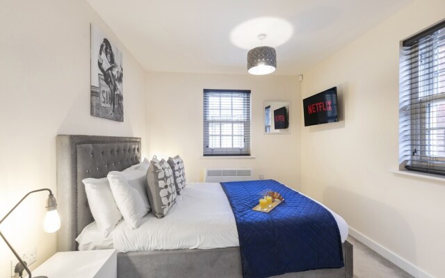 Elliot Oliver - 2 Bedroom Garden Apartment With Parking