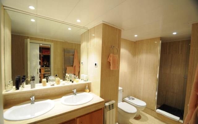 Luxury Apartment with Swimming Pool