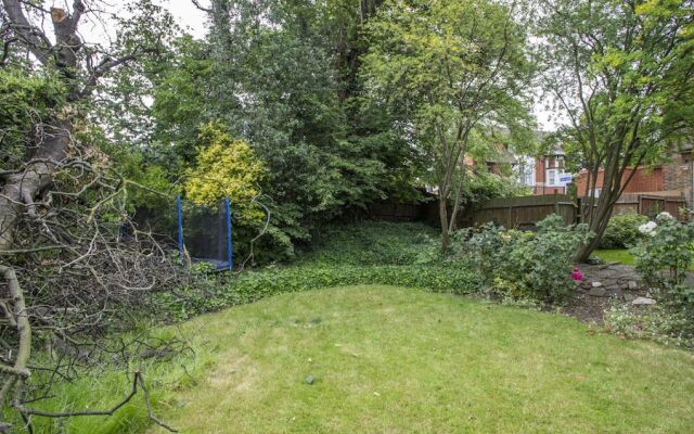 4-bed Flat in West London, Sleeps 8, 8 min to Tube