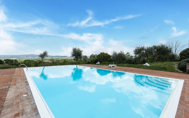 Apartment in Tuscany With Stunning Views