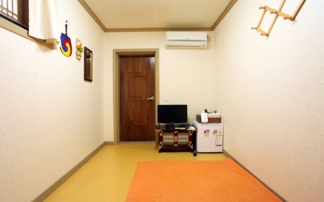 Jeonju Gyodong Baekjak Hanok Stay