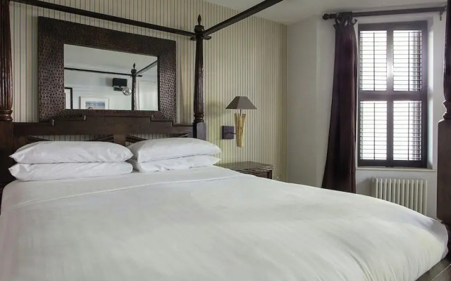 Holland Park Avenue VII by Onefinestay
