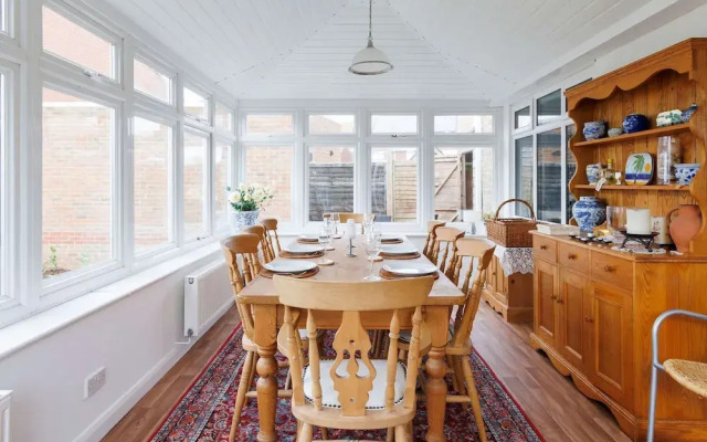 Spacious 4-bed Seaside Retreat in Selsey