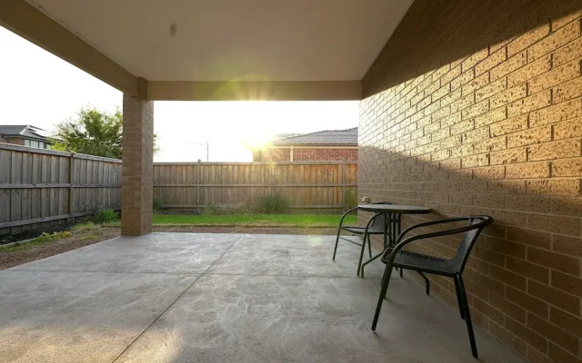 Modern 6BRM House Big Group at Pakenham